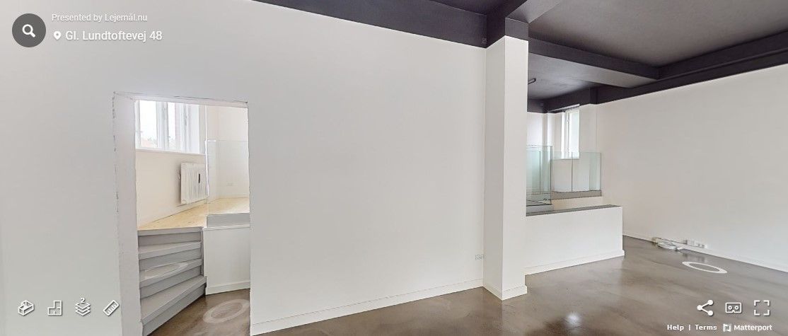 Rummelige erhvervslokaler med højloft og nye gulve. Værelse med nyt vindue og trætrapper. En af de to indgange er forsynet