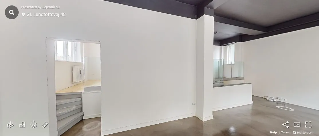 Rummelige erhvervslokaler med højloft og nye gulve. Værelse med nyt vindue og trætrapper. En af de to indgange er forsynet