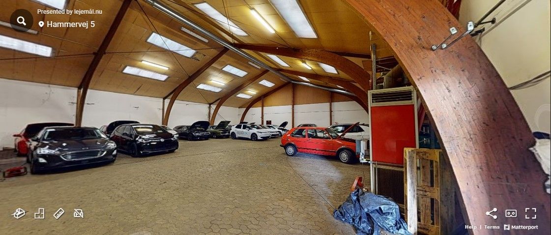 Garage med adskillige biler og væskepumpe, træbjælker og højloftede rum, Hammervej 5