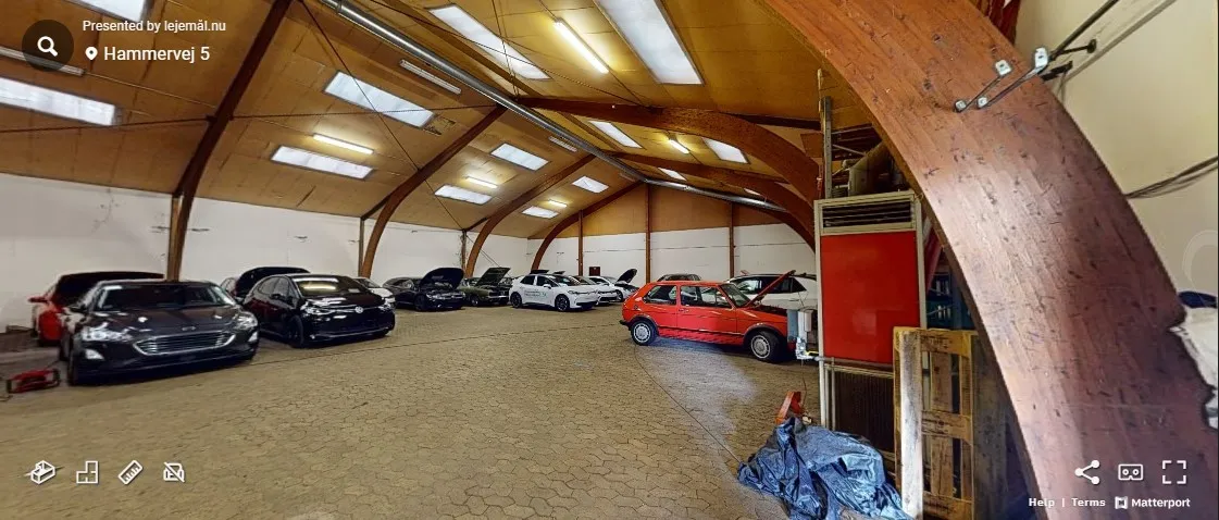 Garage med adskillige biler og væskepumpe, træbjælker og højloftede rum, Hammervej 5