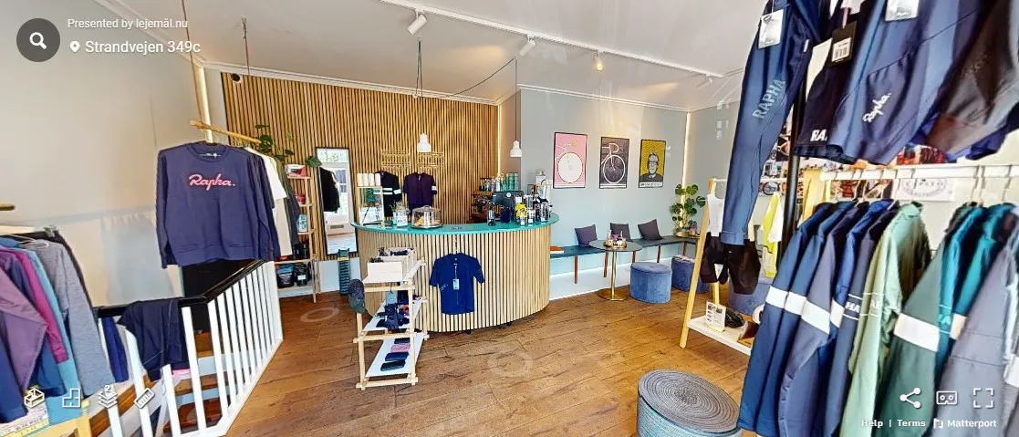 Lejlighed med stueplan, tøjhygge, sofa og trægulv. Tøjhygge med mærker som Rapha og Oakley.