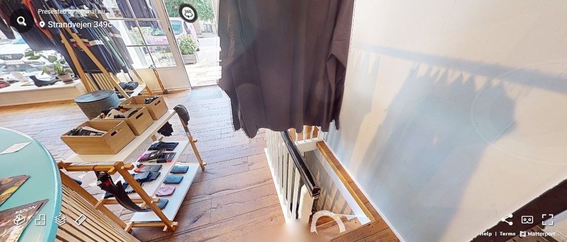 Lejlighed med indretning og møbler inkluderet, opbevaring, opholdsstue, køkken, badeværelse og terrasse.