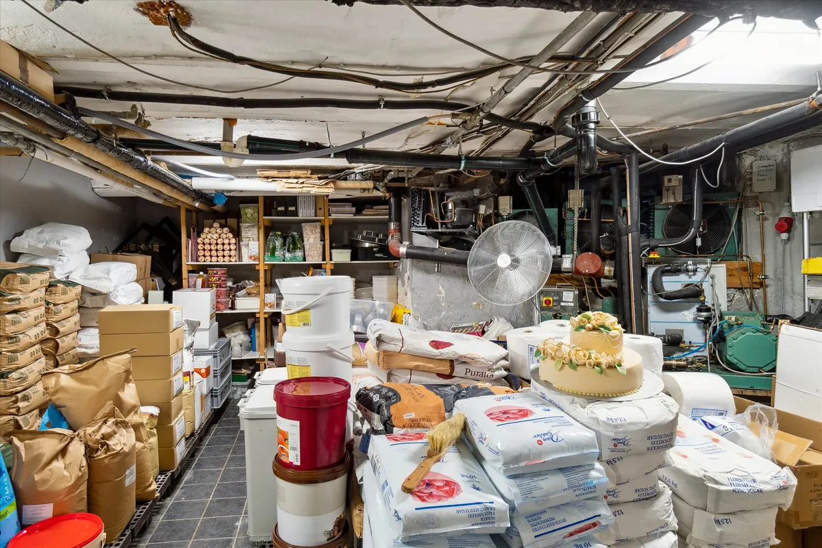 Lager med forskellige emballage og kager i bageri med røde tønder og børster