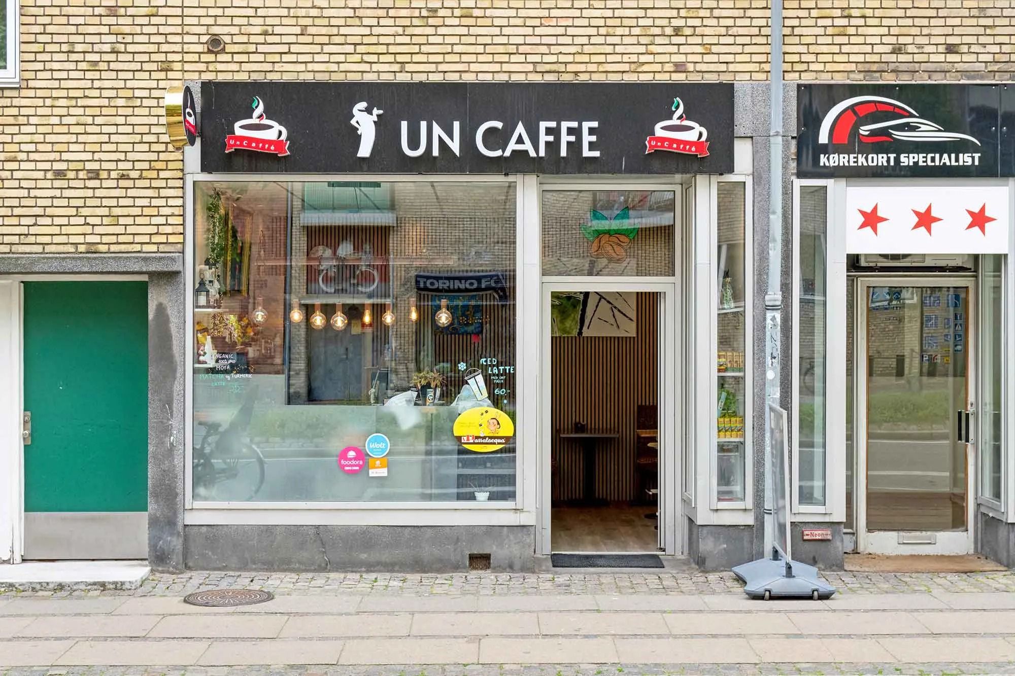 En café og korte kryds i en bygning med røde stjerner og logoer, og en køleskab med drikkevarer