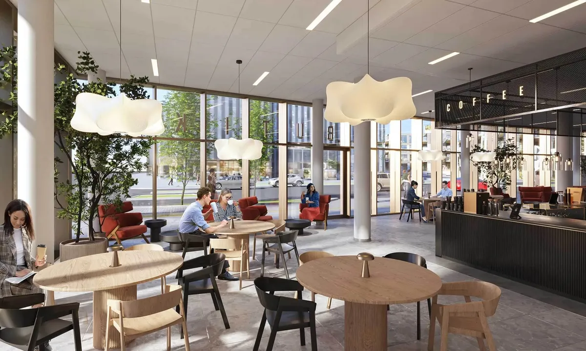 Moderne interiør med runde borde og stole, hængelampe og plante, eksklusivt område med sofaer og kaffebar