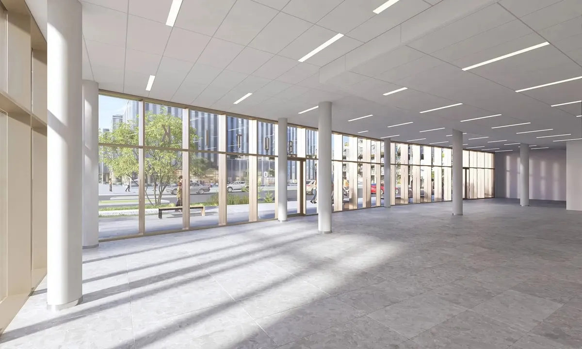 Et stort og luksuriøst kontor med gulv af sten og store vinduer med udsigt til byen og trafik