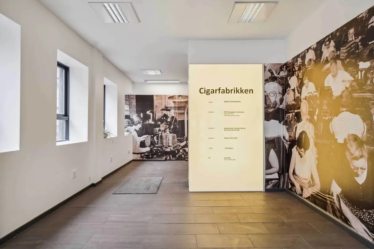 Lejemål med køl i ejendom med indvendigt moderne udtryk og historie som P. Wulffs cigarfabrik. Indeholder lyse lofter og