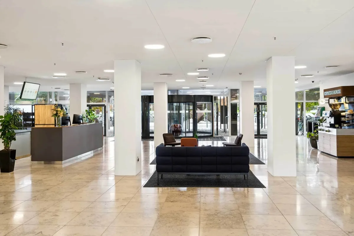 Lobby med moderne design og lyse loftslamper, tæt på Hillerødmotorvejen i Gladsaxe