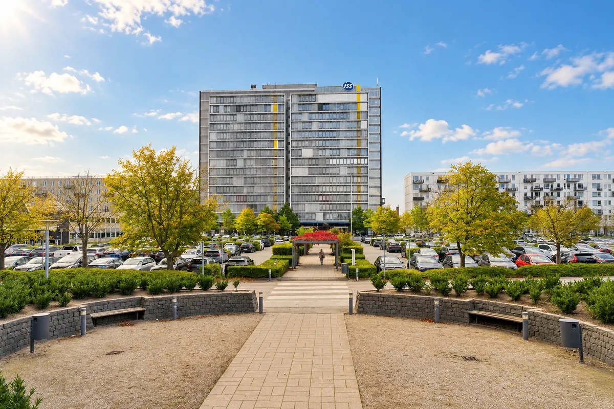 Kontorbygning med lejligheder, parkeringspladser og smukke parkanlæg. Tæt på Gyngemose Parkvej i Søborg. Bemandet reception, kantine og fri parkering. Moderne kontorlokale til leje.