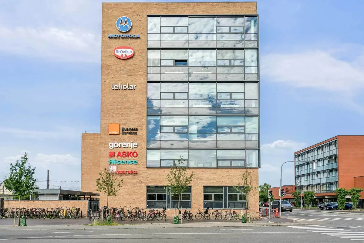 Bygning med Motorola og Dr. Detker logoer samt gorenje og A-ASKO butiksskilte i facaden