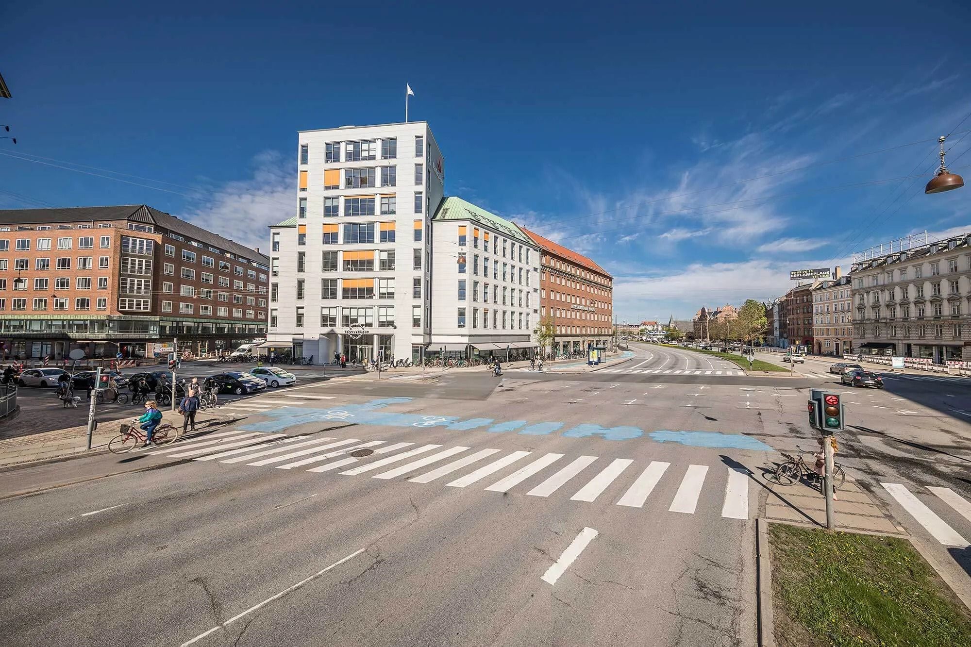 Strømforsyningsanlægget Ørstedhus er opført i centrum af København med slanke linjer og moderne design under en klar og blå