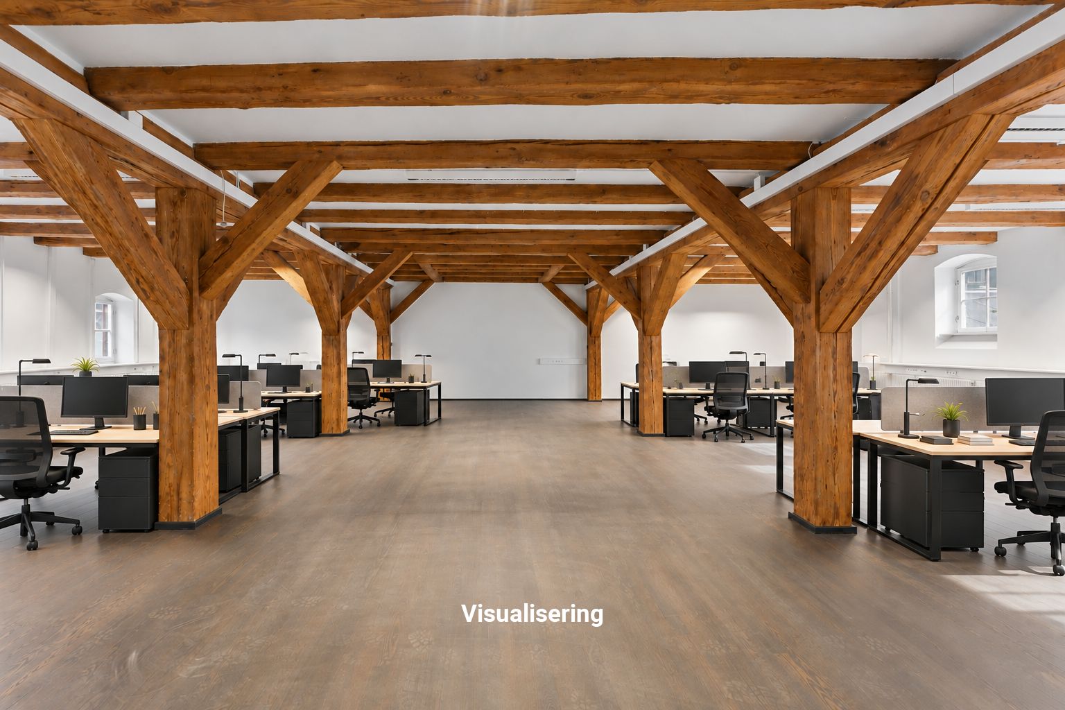 Kontorlokation med massivt træloft og højt til loftet. Et moderne kontor med trægulve og lyse vinduer. Træbjælker og stolpeelementer integreret i designet.