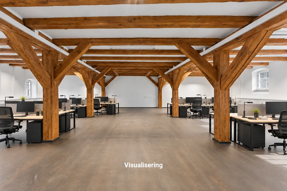 Kontorlokation med massivt træloft og højt til loftet. Et moderne kontor med trægulve og lyse vinduer. Træbjælker og stolpeelementer integreret i designet.