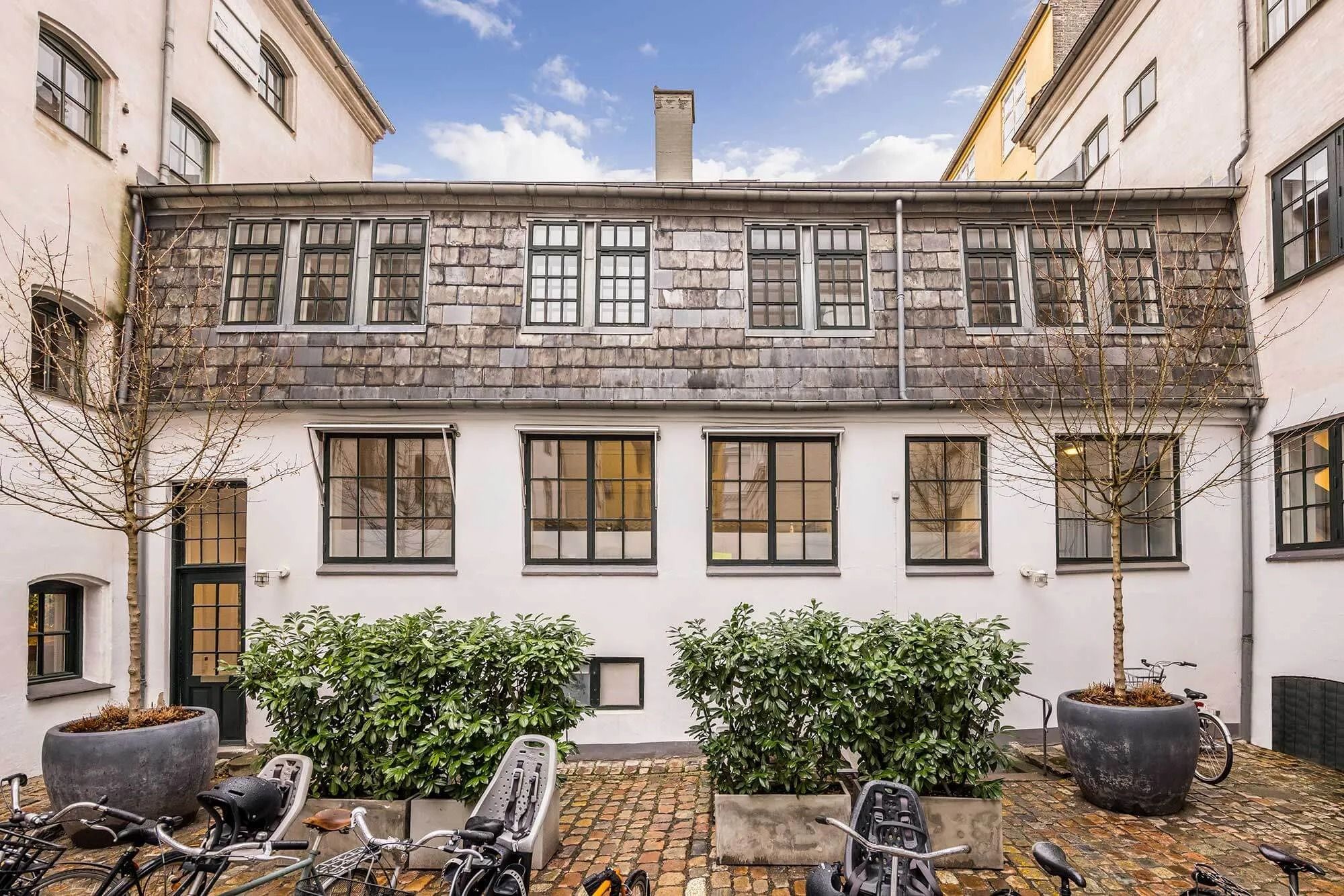 Historisk pakhus med fritlagte bjælker og hyggelig brostensbelagt gård, opført i 1807 som pakhus til grosserer From.