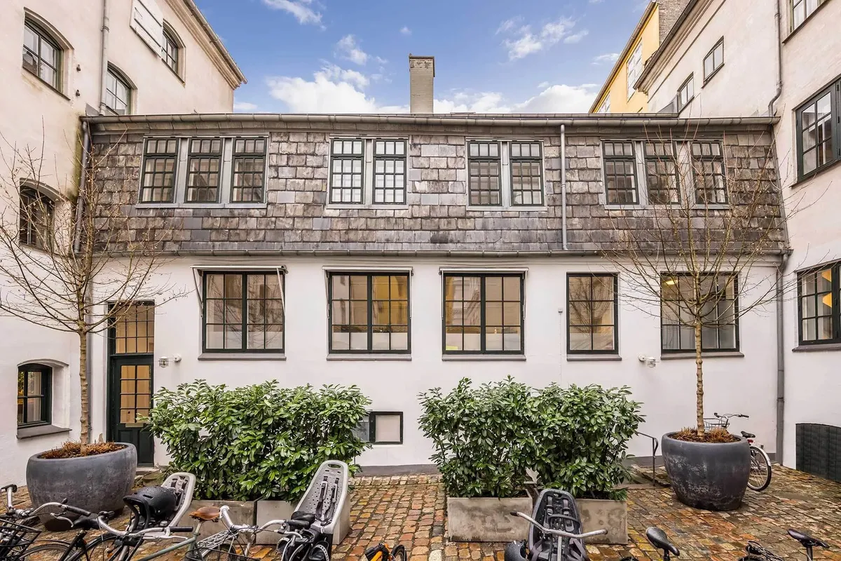 Historisk pakhus med fritlagte bjælker og hyggelig brostensbelagt gård, opført i 1807 som pakhus til grosserer From.