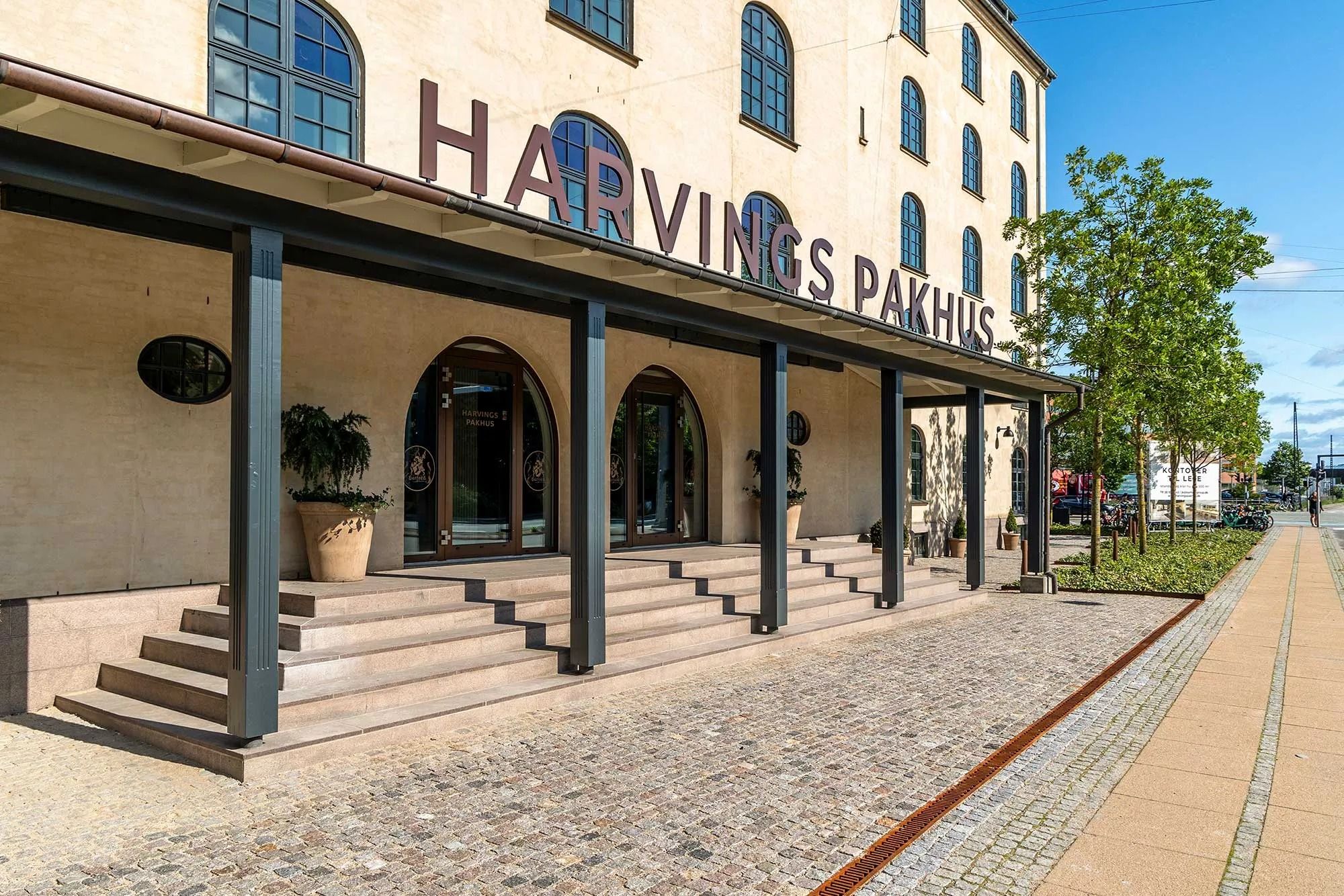 Harvings Pakhus i København med udsigt til byen og lyse kontorer med smukke gulve og haver med planter og træer