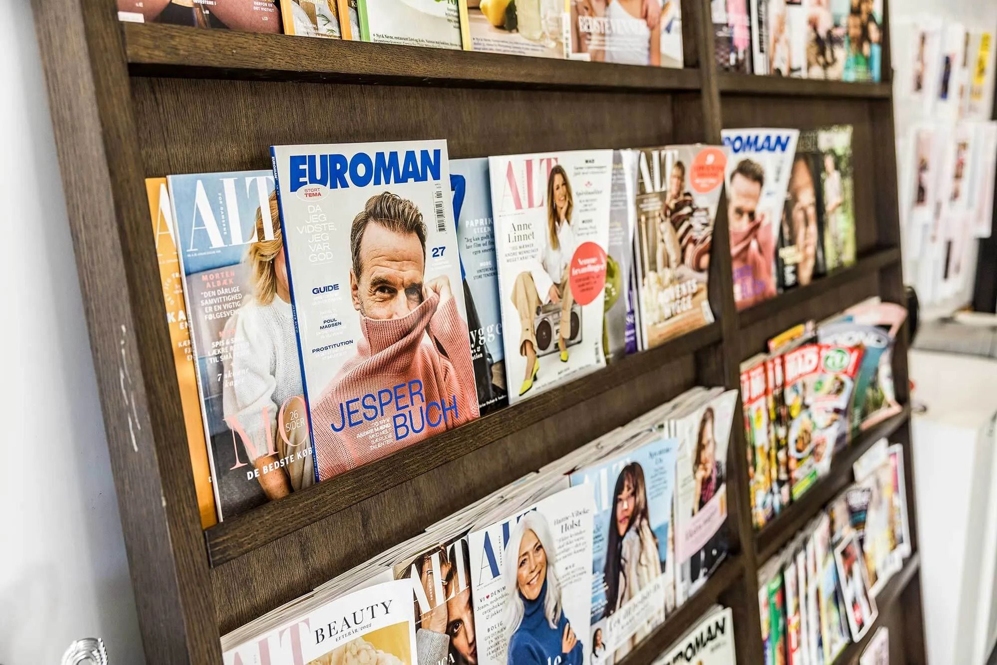 Boghylden med magasiner og blade indeholder bl.a. Euroman, Alt for Kvinder og Alt for Herrer