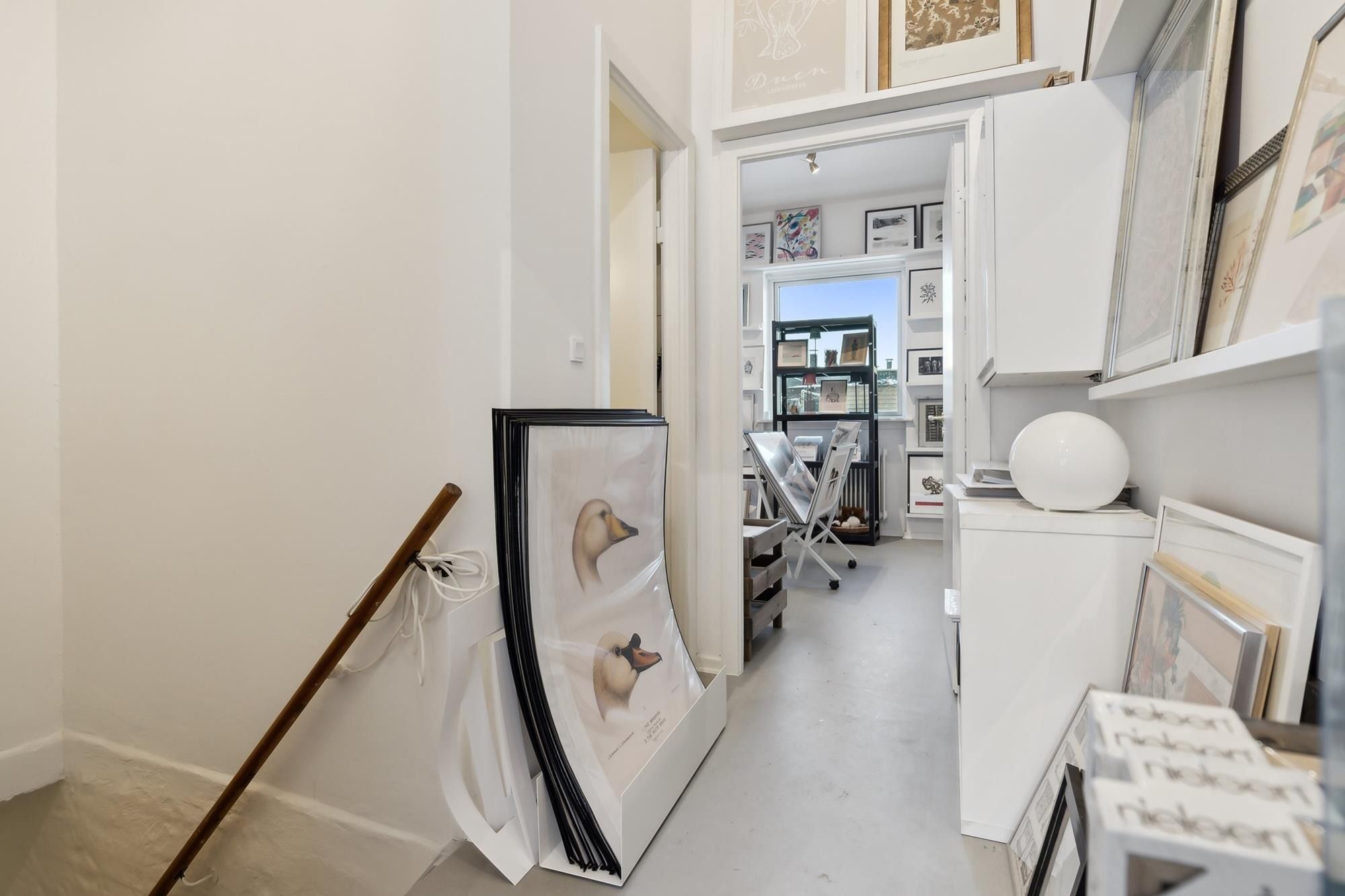 Elegant, velindrettet erhvervslejemål med lyse lofter og store ruder, der giver godt lys ind i lokalerne