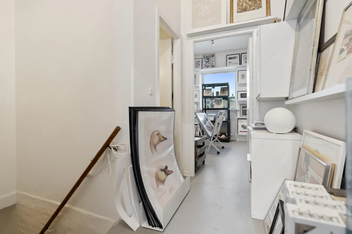 Elegant, velindrettet erhvervslejemål med lyse lofter og store ruder, der giver godt lys ind i lokalerne