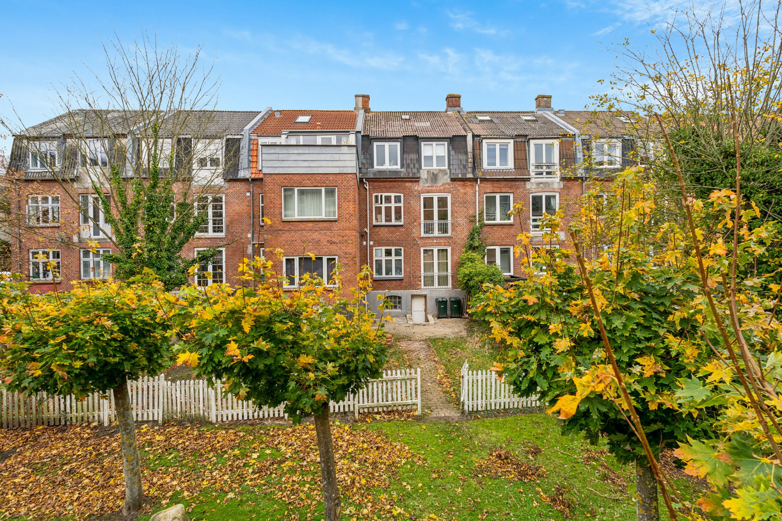 Investeringsejendom med tre boliger og have i Kolding centrum. Røgskadefri og renoveret i 2019. Træterrasse og fredelig