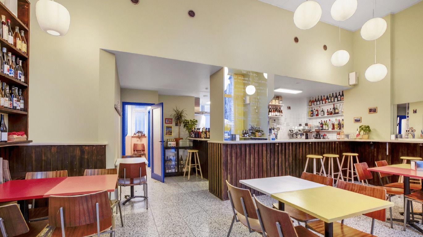 Nyrenoveret café med smukt design og komfortable borde og stole til et afslappende ophold