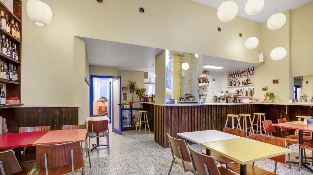 Nyrenoveret café med smukt design og komfortable borde og stole til et afslappende ophold