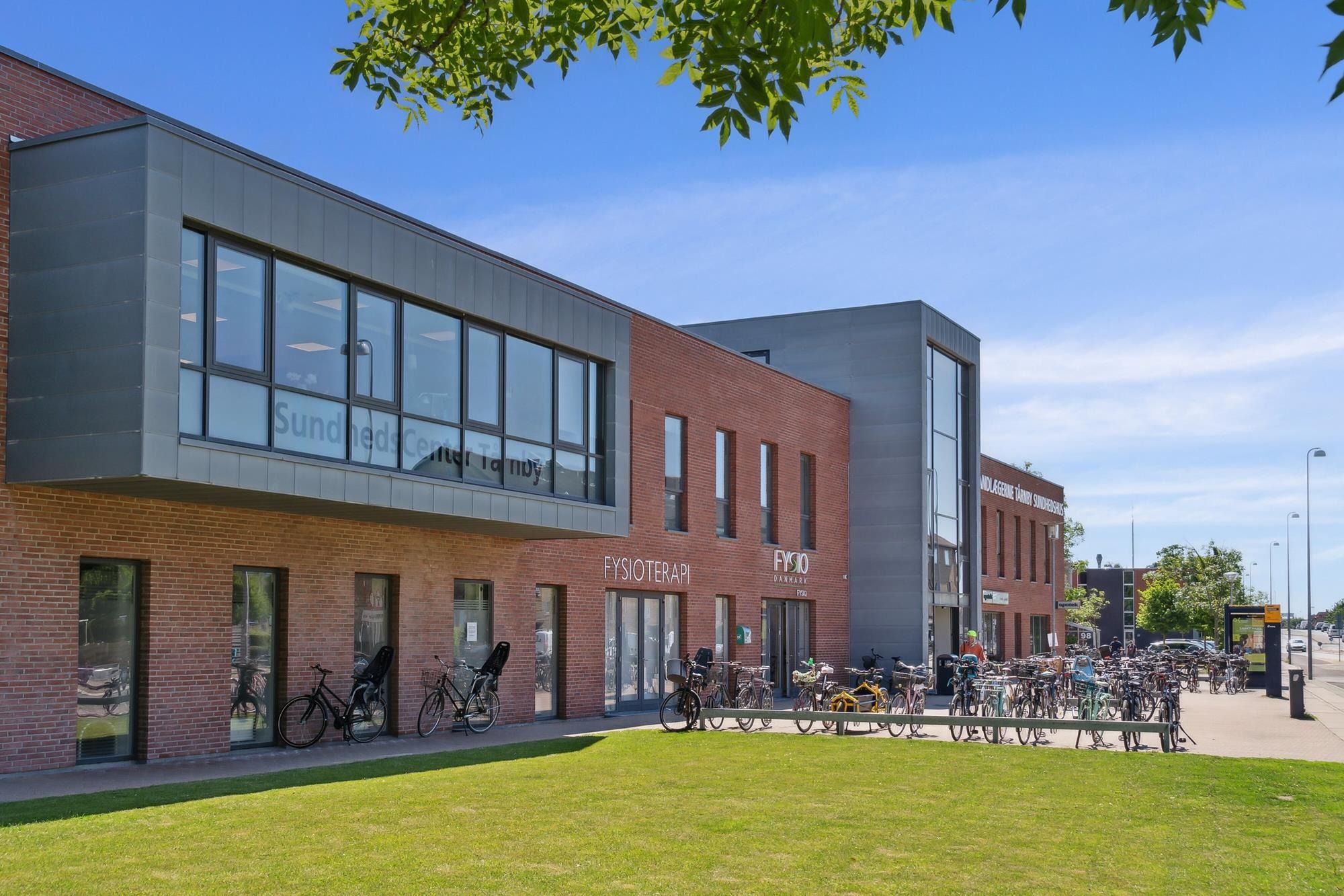 Store lokaler til leje i Tårnby med store vinduer og parkeringsplads for cykler og biler