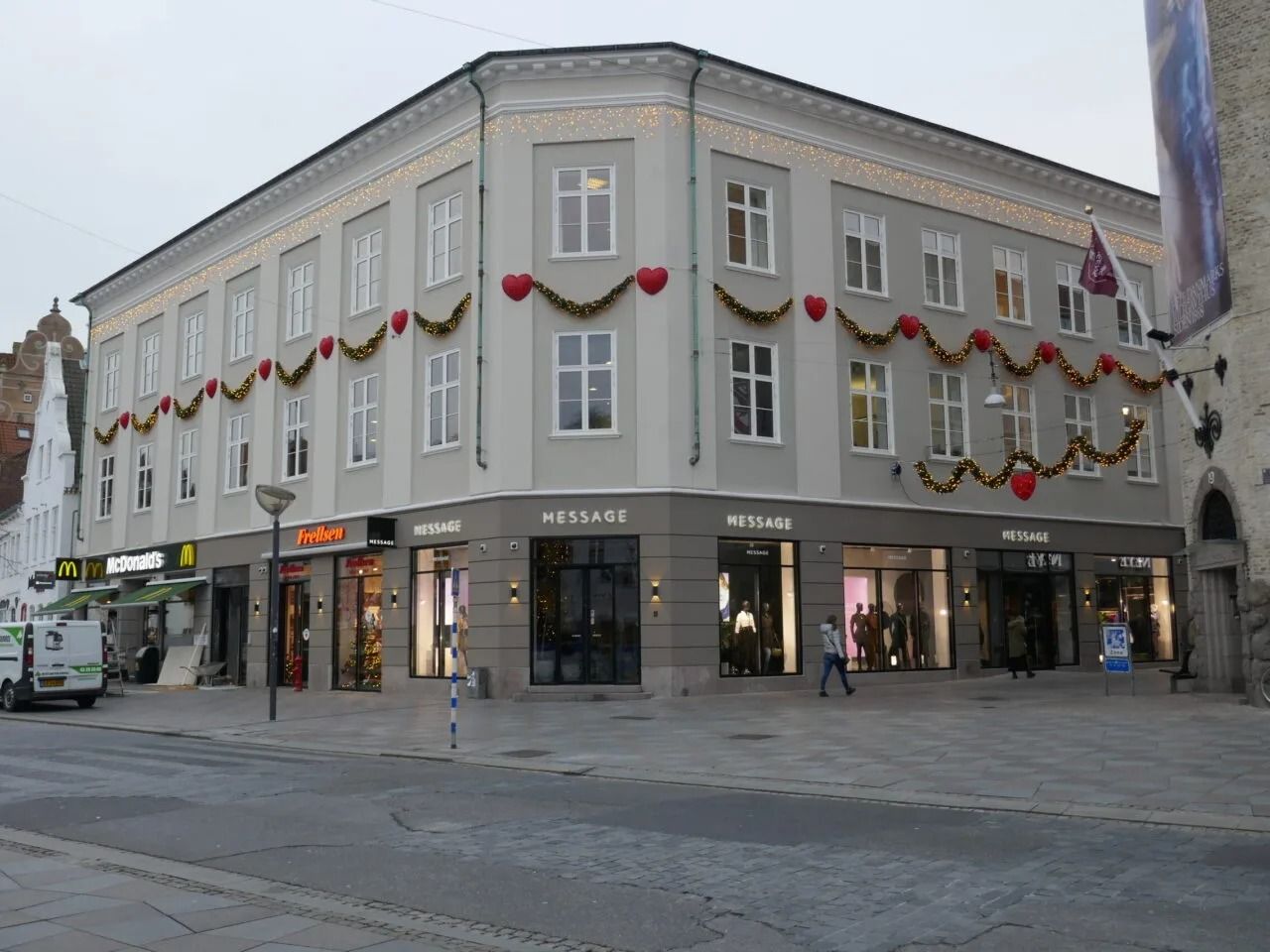 Erhvervslejemål med butikslokaler og udsalgsvindue i Aalborg Centrum med mange forretninger og McDonald's