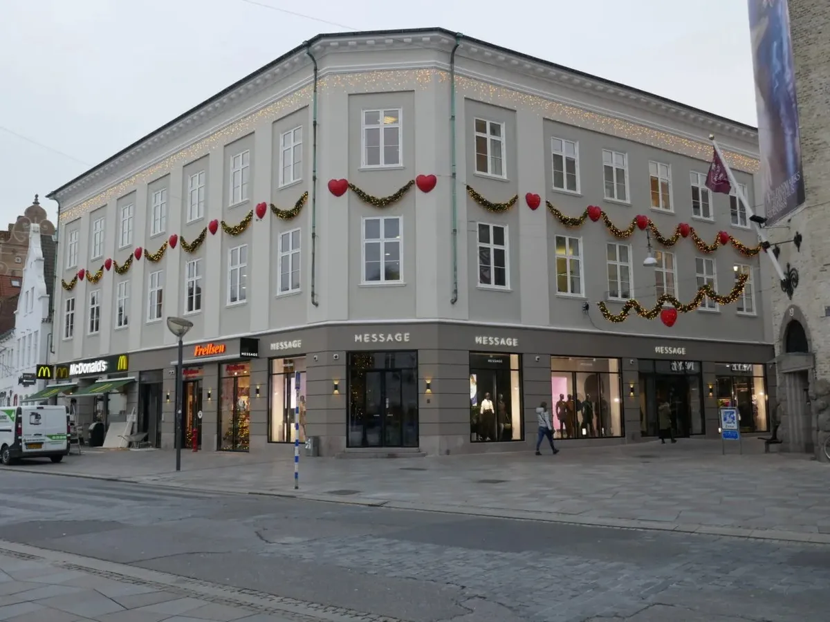 Erhvervslejemål med butikslokaler og udsalgsvindue i Aalborg Centrum med mange forretninger og McDonald's