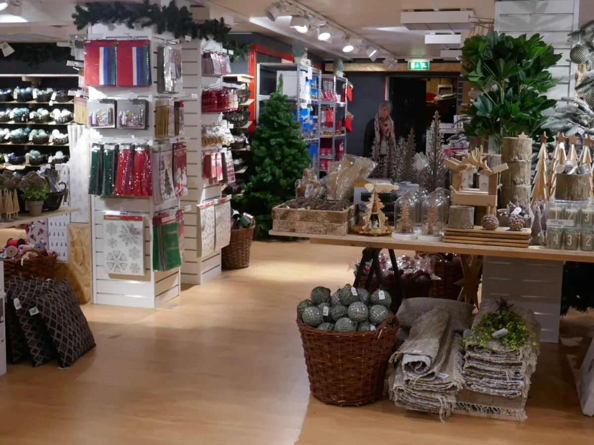 Lejlighed med dekorationer og smykker, træ krans og juletræer, træstol med smykker, træstove, blomster, julekugler,