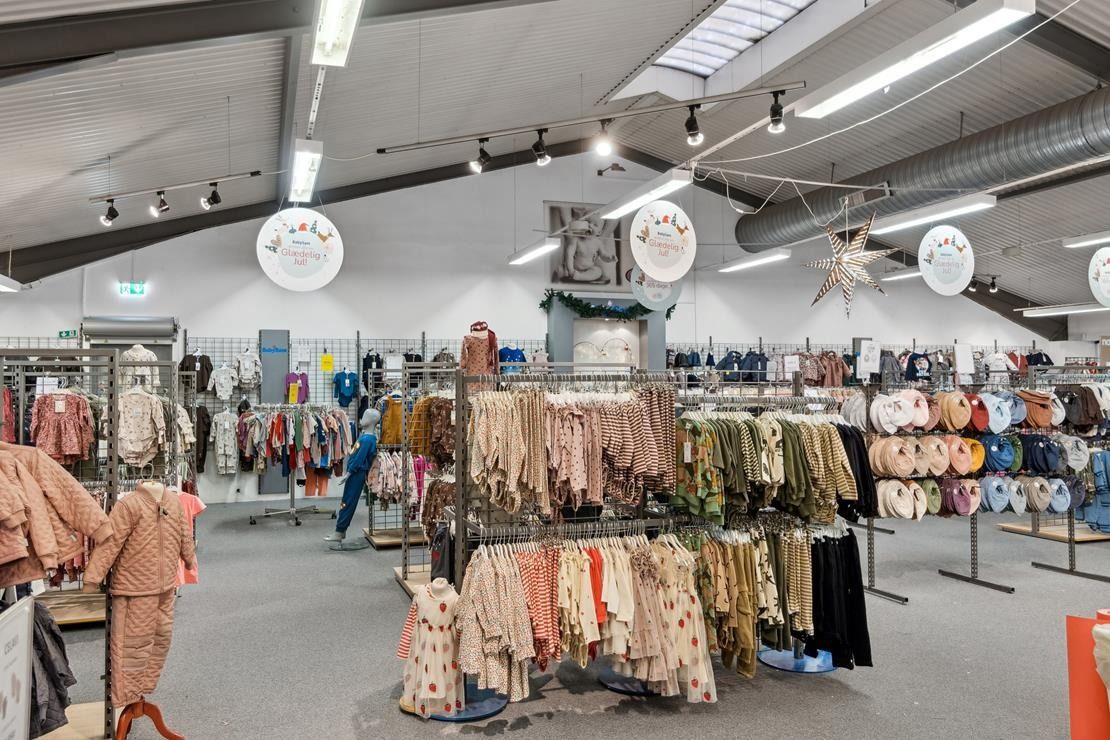 Butik med mange forskelige mærker af børnetøj og accessories samt annoncer på væggen