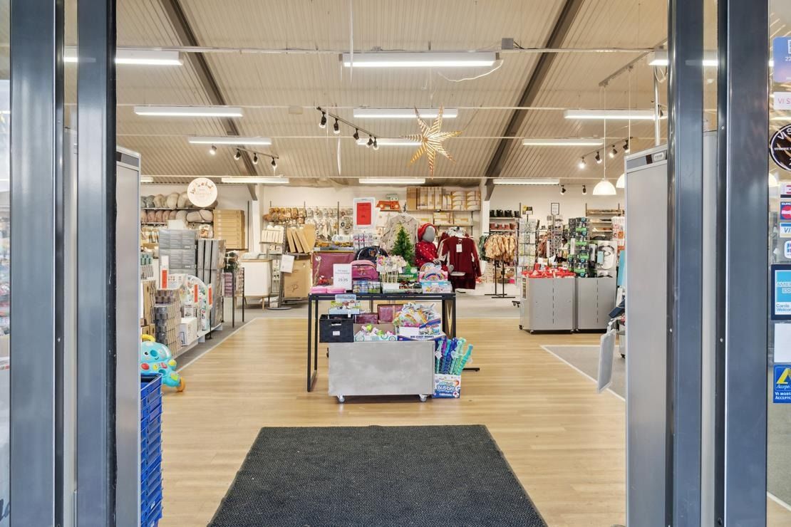 En stor butik med mange varer og produkter, hvor man kan købe gaver og legetøj, samt diverse varer, der er opstillet på