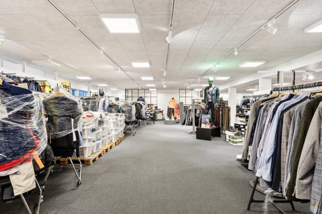 Klæder, sko og diverse lagervarer er udsat til salg i et nyindrettet butikslokale