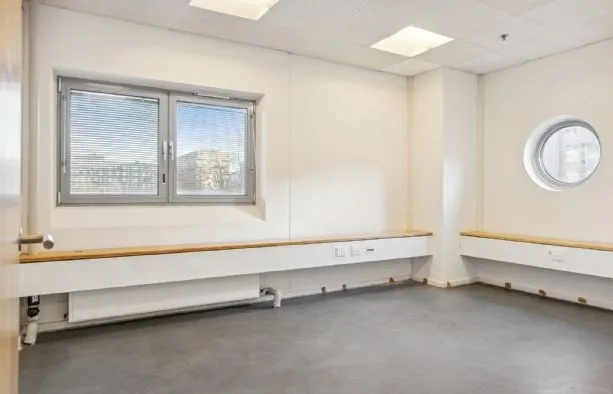 Last mile lager i København med 2.042 m², højtliggende og let adgang til motorvejen og Øresundsbroen