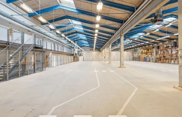 Lager med store arealer og højde til fragt og logistik, slanke loftsbjælke og oplysningsanordninger og høj kvalitet og