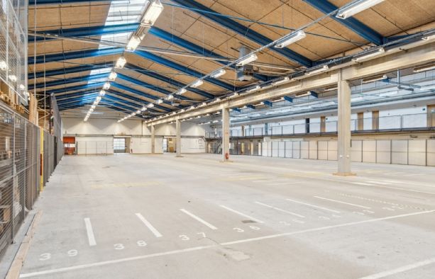 Lager med parkeringspladser og nummererede parkeringsfelter, store højloftede rum og indbygget belysning