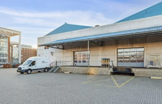 Last mile lager i København med let adgang til motorvejen og Øresundsbroen. Lager med 2.042 m² og parkeringsplads for