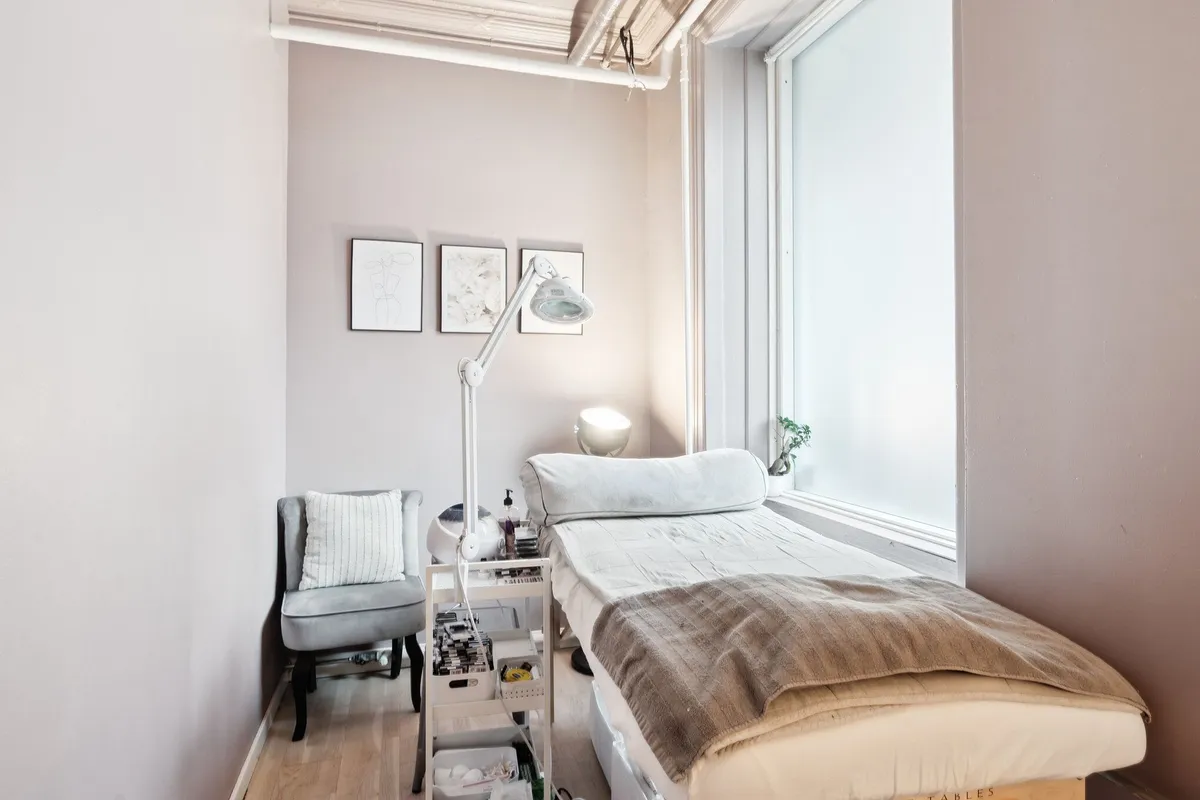 Lejlighed med luksuriøs indretning til kosmetolog, massage eller yoga. Hvid, neutral farvetone og simpel indretning. Lyse