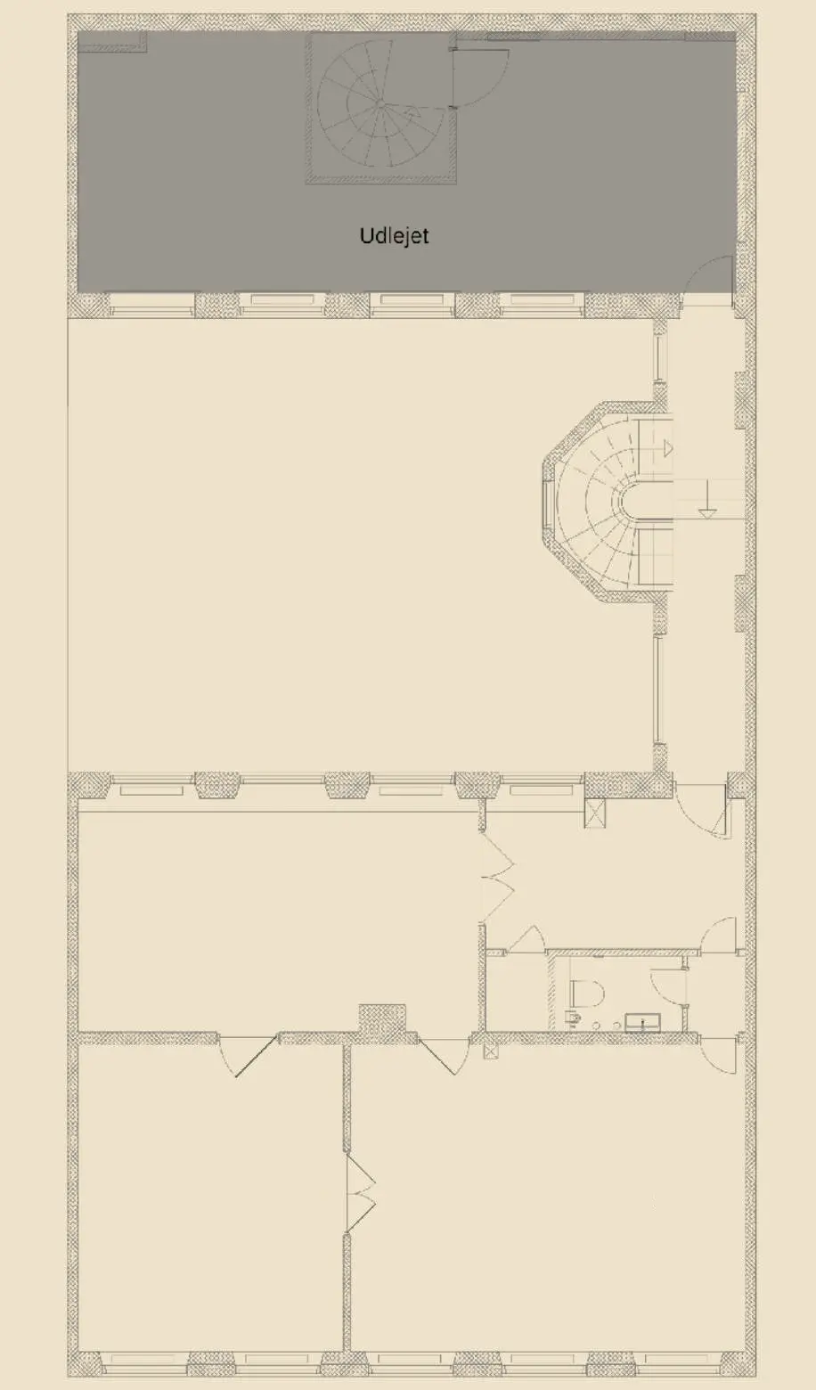 Lejlighedsplan med to værelser og et badeværelse, der er forbundet med en spiraltrappe