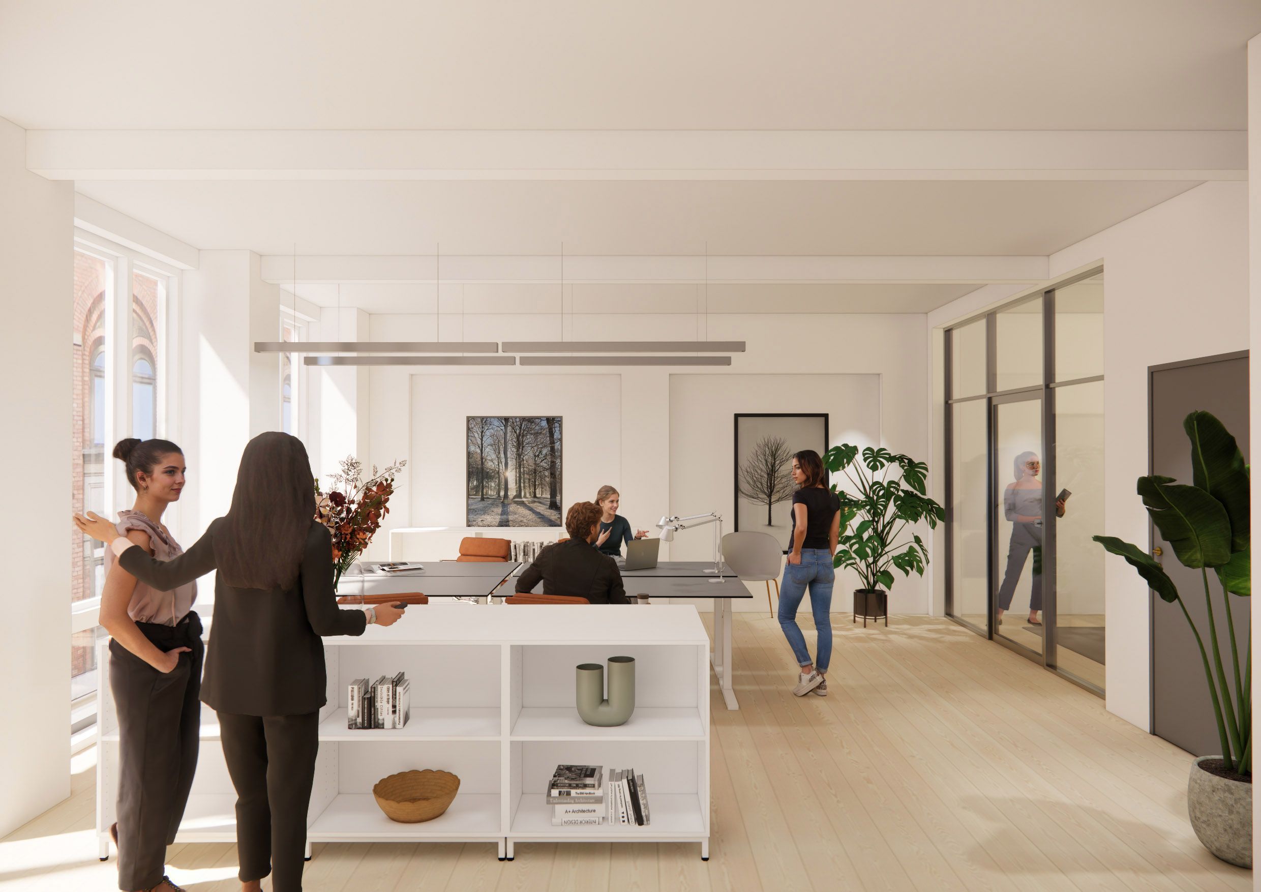To kvinder står ved et højt hvidt hyldesystem, og tre kvinder samtaler omkring et bord med bøger og en plante i loftet