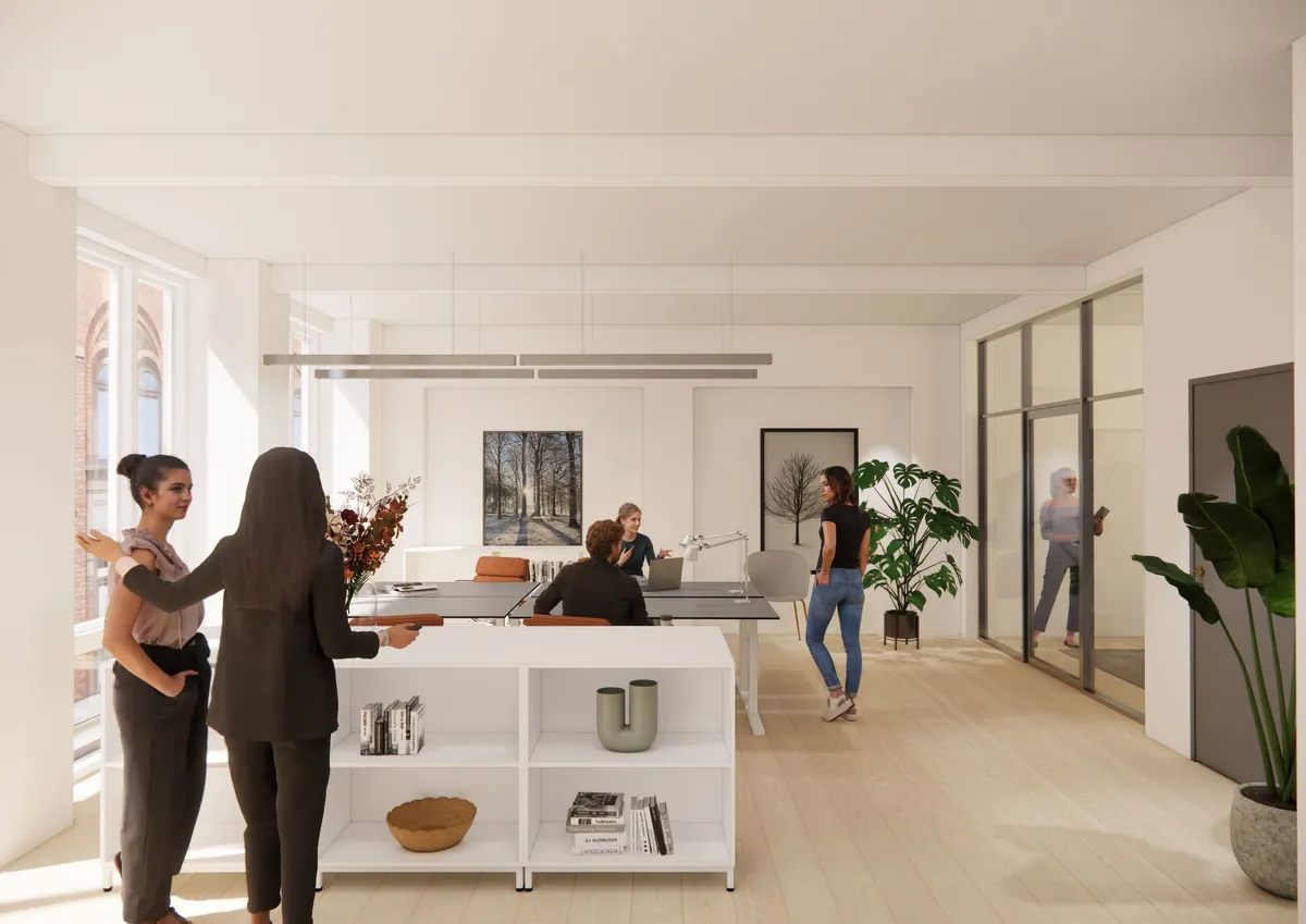 To kvinder står ved et højt hvidt hyldesystem, og tre kvinder samtaler omkring et bord med bøger og en plante i loftet