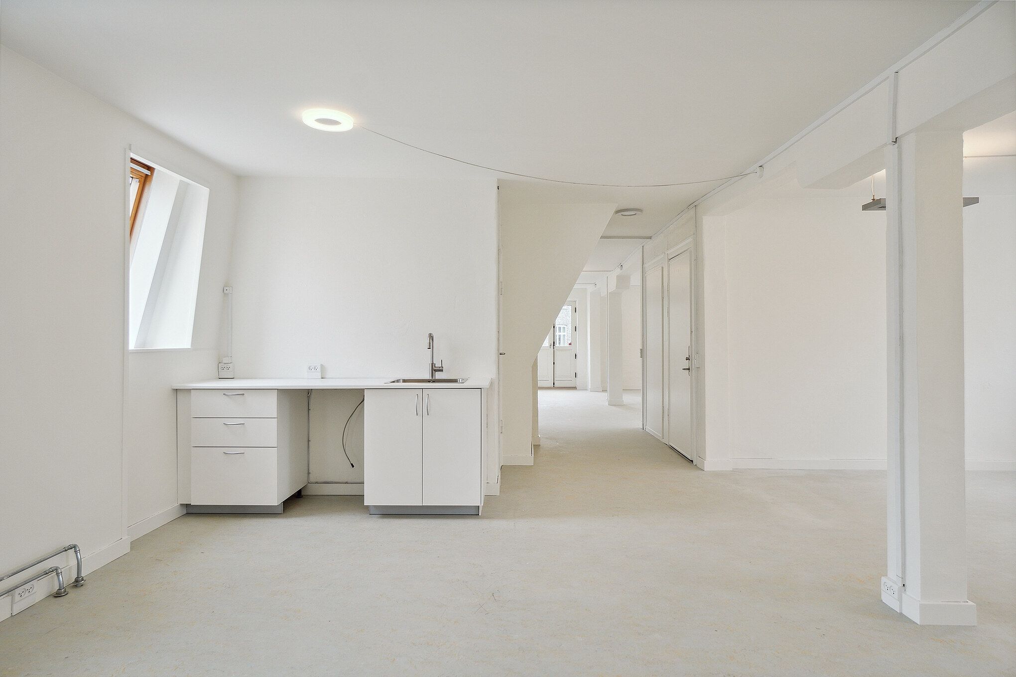 Lyst og attraktivt lejemål med mange muligheder for indretning - INGEN BINDING - mulighed for hurtig overtagelse og leje af