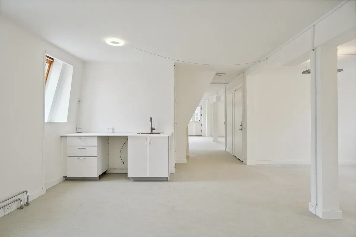 Lyst og attraktivt lejemål med mange muligheder for indretning - INGEN BINDING - mulighed for hurtig overtagelse og leje af