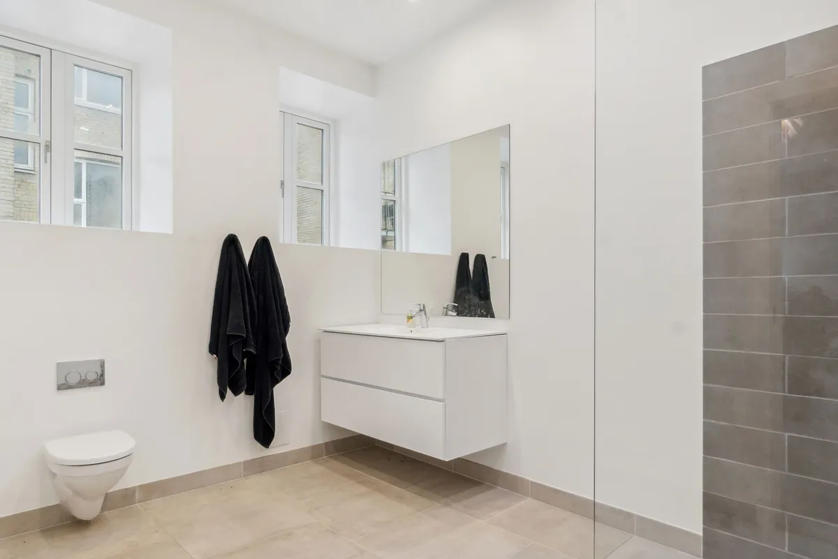 Velegnet til kreativt kontor, showroom, værksted eller lignende loft til kip og stor vareelevator til etagen.