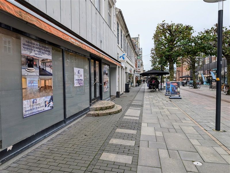 Forretningslokaler til leje på Gothersgade 13A, Fredericia, med smukke udsmykninger og store vinduer