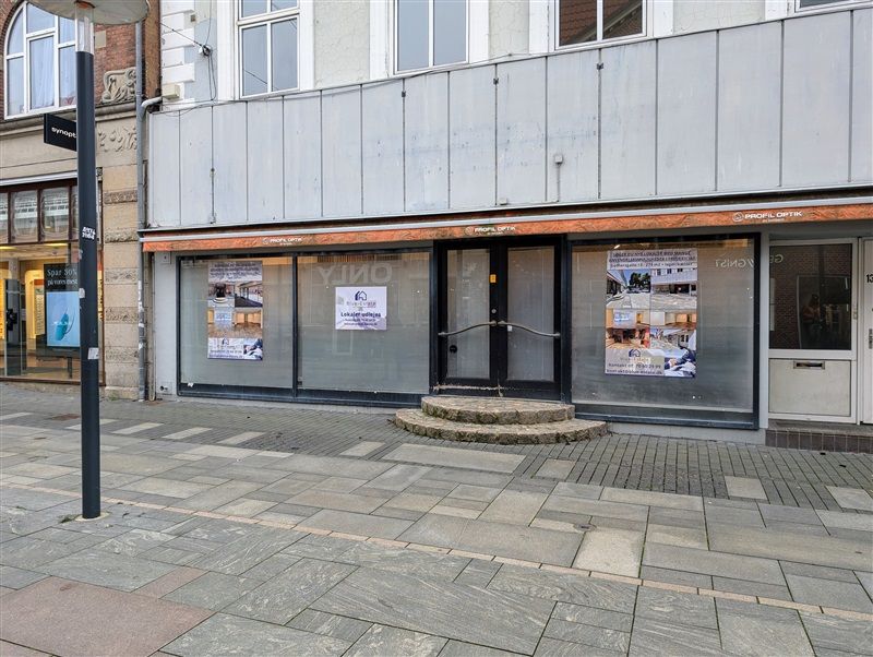 Øverste skilt synes at læse "synopt" og nederst er der flere skilte med billeder af forskellige bygninger og tekst som