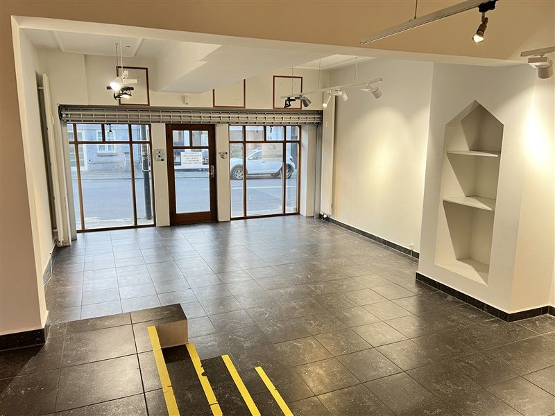 Store lokaler med glasdøre og gulvbelægning i en bygning i Fredericia