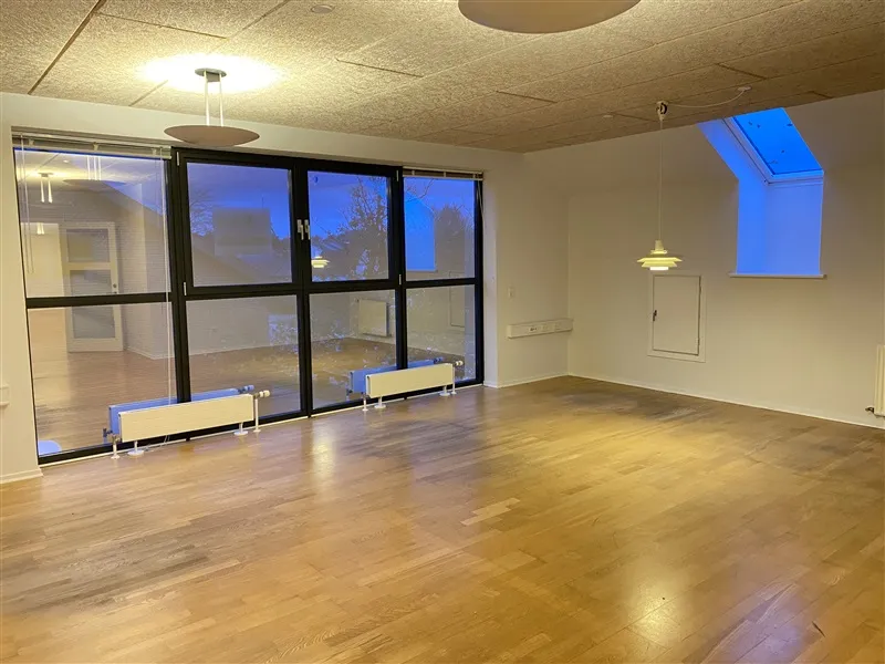 Lokaler til udlejning i Rådhuscentret, Vojens. 156 kvm med vinduer og radiatorer. Lys og rummelige lokaler.