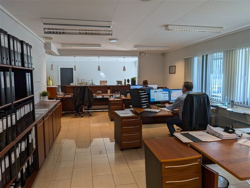 Erhvervslokaler med moderne indretning og fuldt udstyret med computere, plantager og flere medarbejdere.