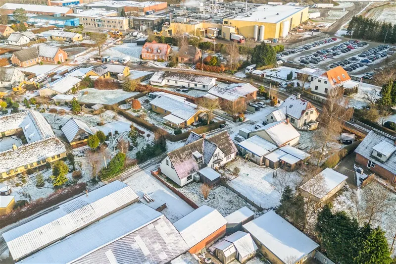 Diverse huse og bygninger med skiferede tag og snedækkede tag i byområde i Farre, Vejle